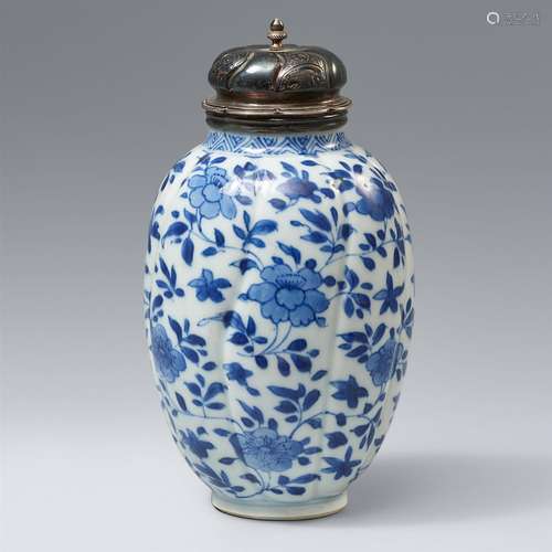 Blau-weiße Teedose mit Silberdeckel. Kangxi-Ära (1662-1