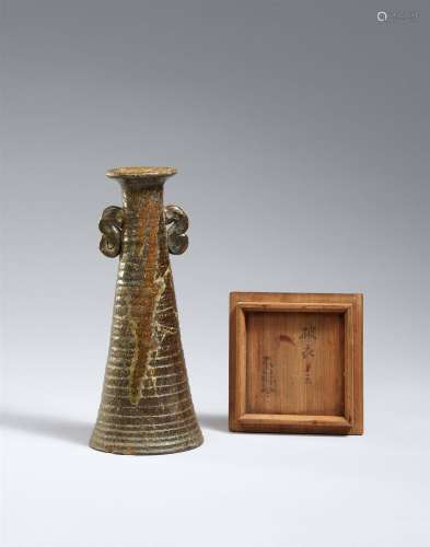 Kegelförmige Vase. Edo-Zeit<br/>Ganz überzogen mit hor...