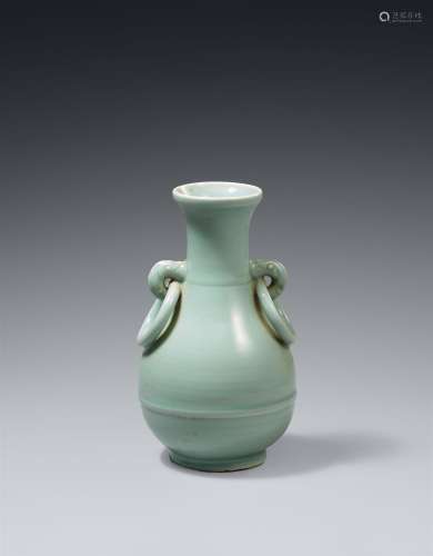 Seladonfarbene Vase. Möglicherweise Arita. 19. Jh.<br/>...