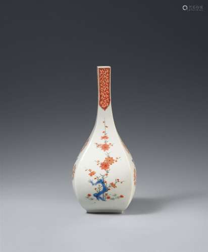 Vierkantflasche. Arita, Kakiemon-Ware. Ca. 1670-1690<br/&...