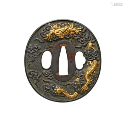 Tsuba. Shibuichi. Spätes 18./frühes 19. Jh.<br/>Oval. ...