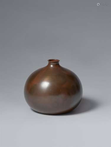 Vase. Patinierte Bronze. Mitte 20. Jh.<br/>An der Unte...