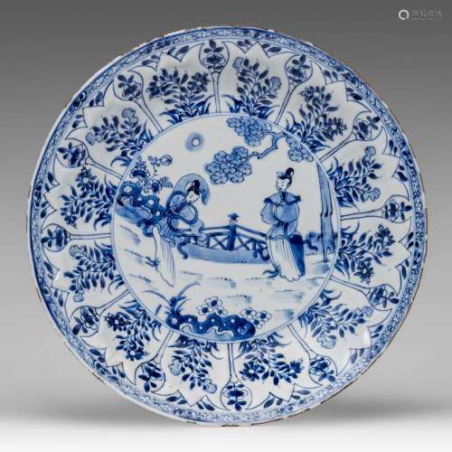 A Chinese blue and white plate, Kangxi period, dia 27,5 cm