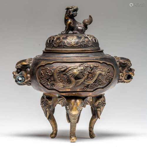 An East-Asian bronze censer, with a Qianlong mark, H 29,5 - ...