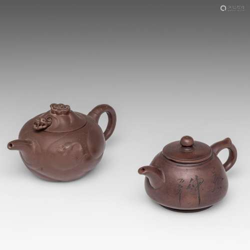 Two Chinese zhisha teapots, 20thC, L 17 - H 10,5 cm / L 20,5...