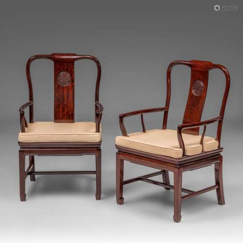 A set of two Chinese rosewood armchairs, 20thC, Total H 96 c...