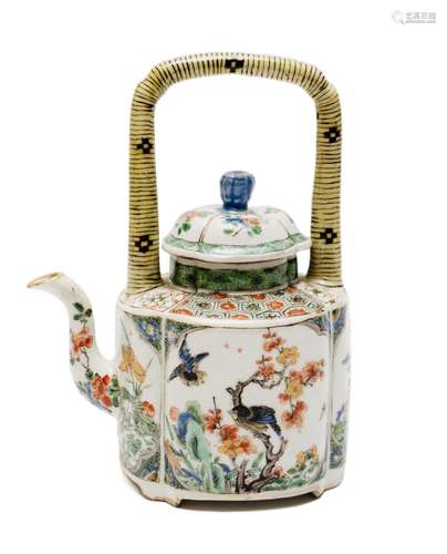 A famille verte teapot with arch-handle and floral pattern