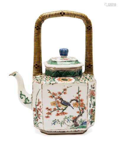 A famille verte teapot with arch-handle and floral pattern