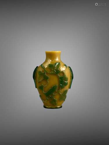 A  green overlay amber glass Snuff Bottle, 19th century