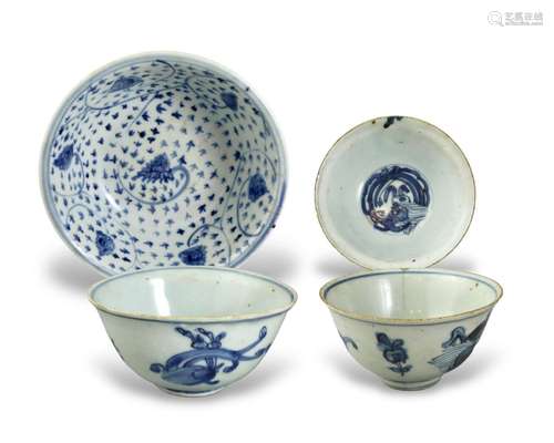 Four blue and white floral and dragon Bowls,  late Ming dyna...