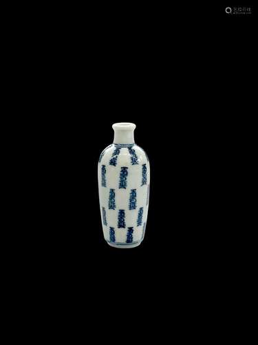 A blue and white snuff bottle, Qing dynasty