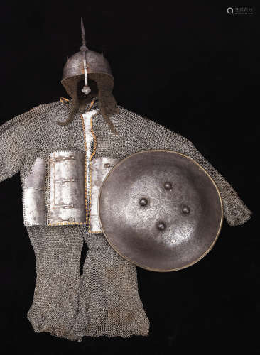 十七世纪 铁嵌金银头盔 锁子甲、圆盾一套