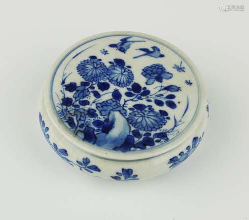 A small round soft paste blue and white paste box