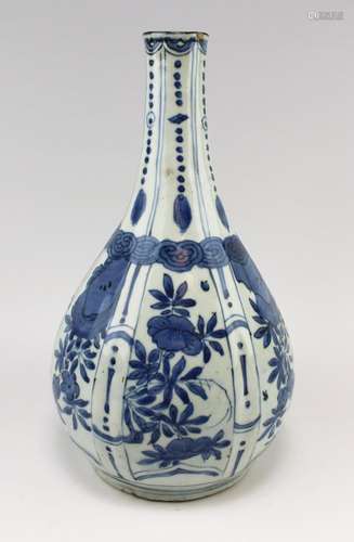 A blue and white 'kraak' porcelain bottle vase