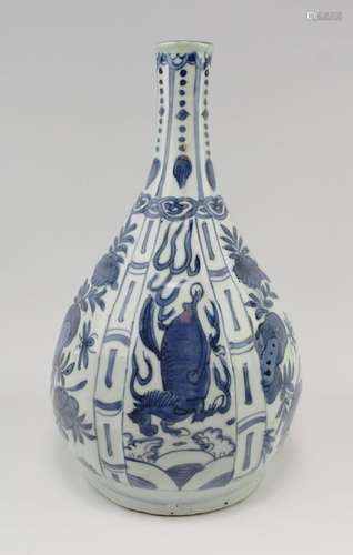 A blue and white 'kraak' porcelain bottle vase