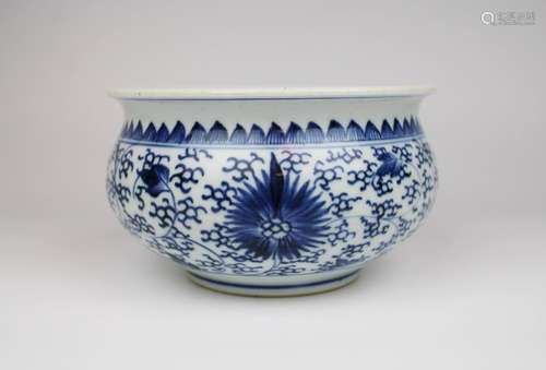 A blue and white Chinese porcelain censer, aster pattern