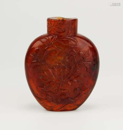 A Chinese amber snuff bottle