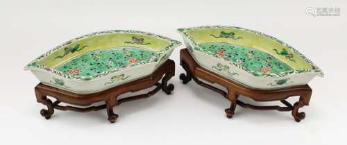 A pair of famille verte biscuit dishes on wooden stands