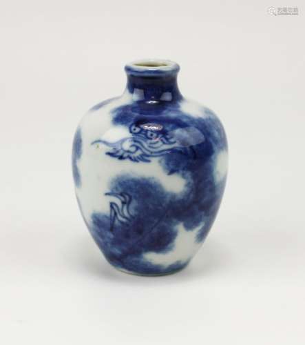 A blue and white porcelain 'dragon' snuff bottle