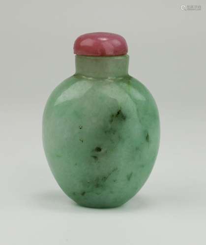 A Jade snuff bottle with rose quartz lid