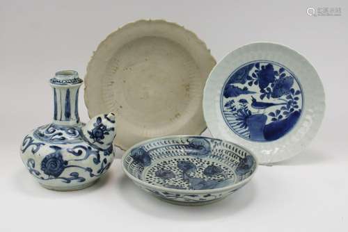 Four Ming dishes including a blue and white kendi