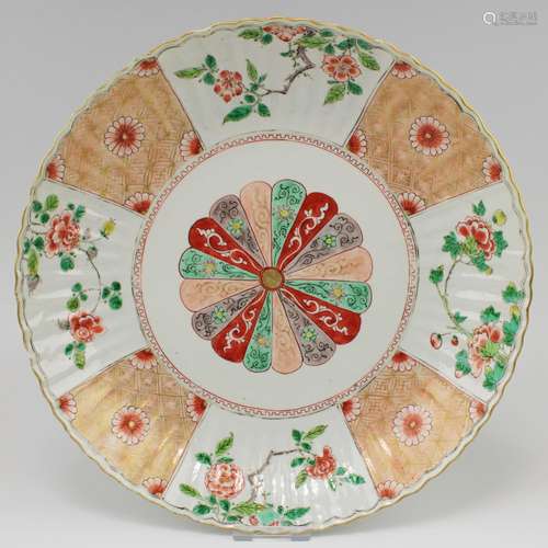 A famille verte plate with stylized chrysanthemum