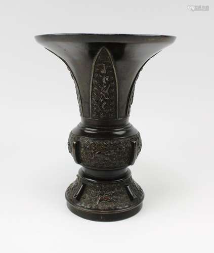 A bronzu gu vase