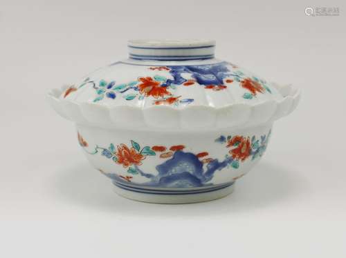 A Japanese kakiemon porcelain covered chrysanthemum bowl