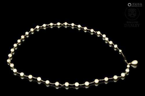 18 K gold and pearls necklace.