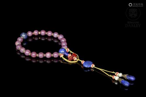 A "Shou chuan" bracelet with ruby and laspis lazul...