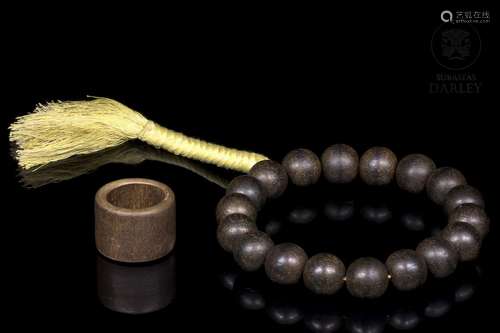 Chinese wooden bracelet and ring, 20th century