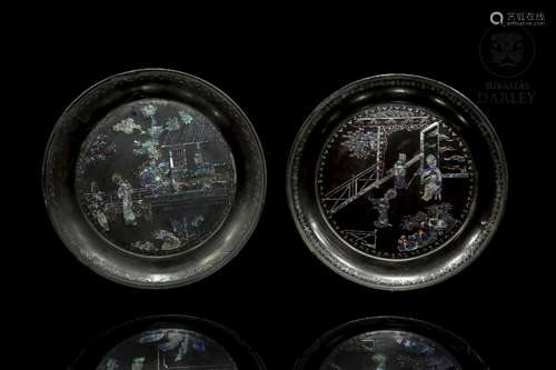 Pair of lacquered dishes with mother-of-pearl inlay, Qing dy...