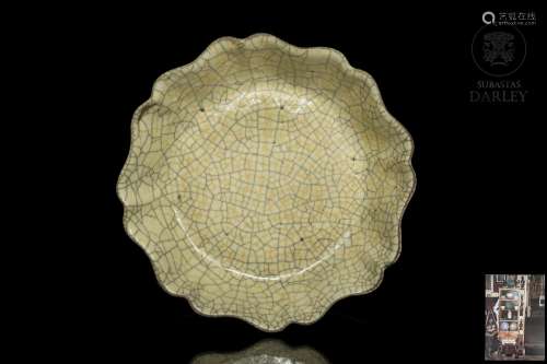 Lotus-shaped "Geyao" ceramic dish, Ming-Qing dynas...