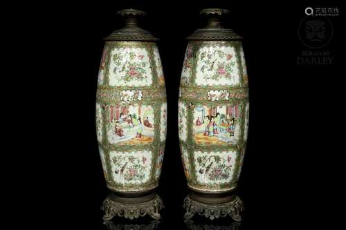 Pair of lamps with porcelain body, 19th century