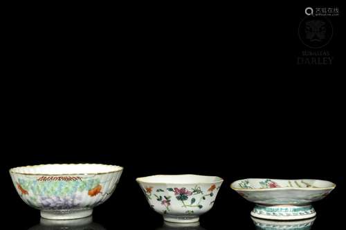 Lot with three enameled porcelain bowls, 19th - 20th century