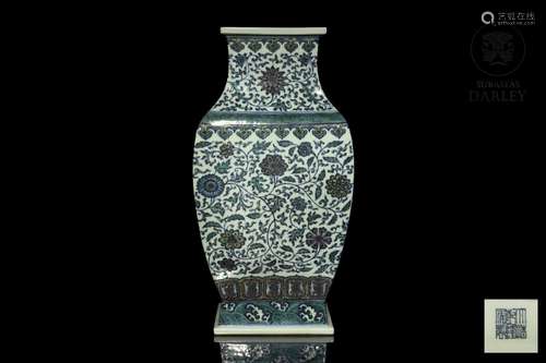 Chinese ceramic vase with flowers, with Qianlong seal