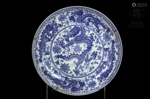 Decorative plate with dragons, in blue and white