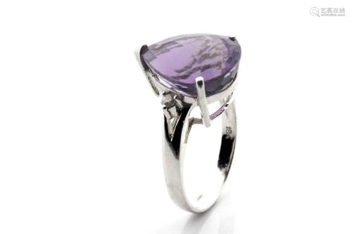 18 k white gold with amethyst and diamonds ring