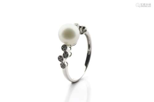 18k white gold ring with pearl and 8 diamonds