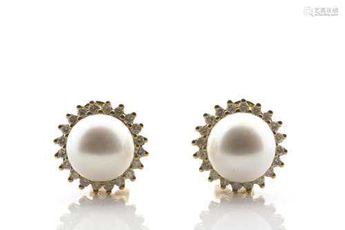 Pearl earrings in 18k yellow gold and diamonds