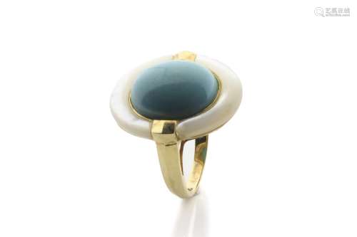 18k yellow gold, turquoise and mother-of-pearl ring