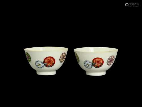 A Pair of ‘famille rose’ Cups, 18/19th century