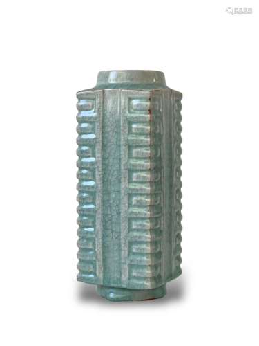 A fine Cong shaped vase with seagrass celadon glaze and craq...