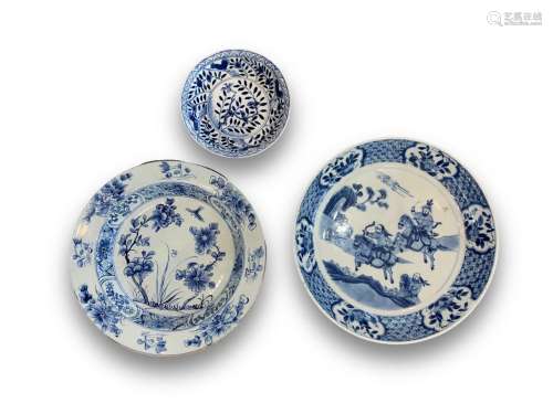 Three blue and white Dishes, 18th to 19th century 