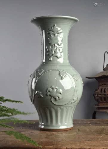 70年代 龍泉窑 浮雕花卉纹赏瓶