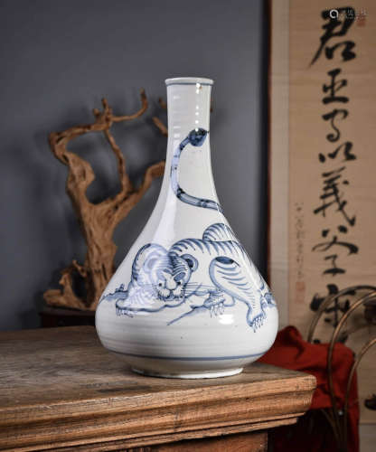 18-19世纪李朝白瓷 染付虎纹树绘纹花瓶