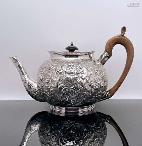 英国1800年满工花卉纹纯银茶壶