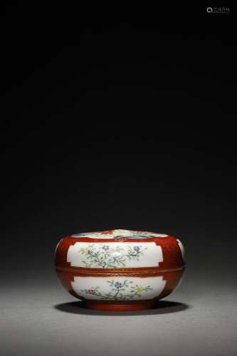 A QING  JIAQING PERIOD FAMILLE ROSE BOX AND COVER