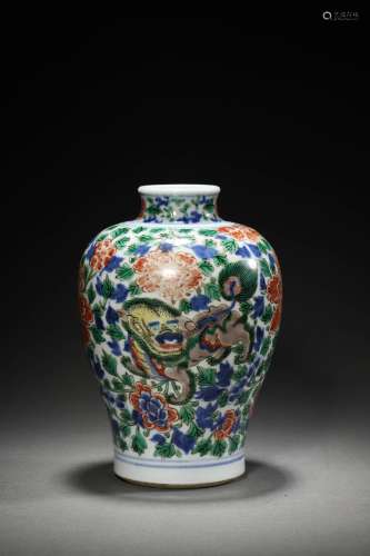 A QING  KANGXI PERIOD WUCAI LION VASE