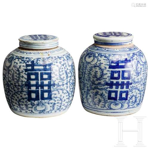 A pair of Chinese blue and white lidded vases, late Qing per...